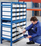 Tische mit Steckdosenregalen